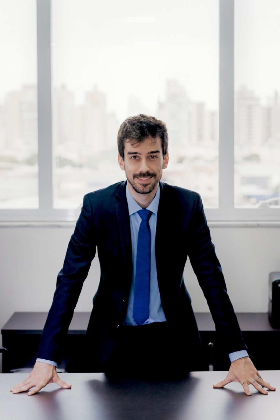Guy Simões em seu escritório, Grande Vitória
