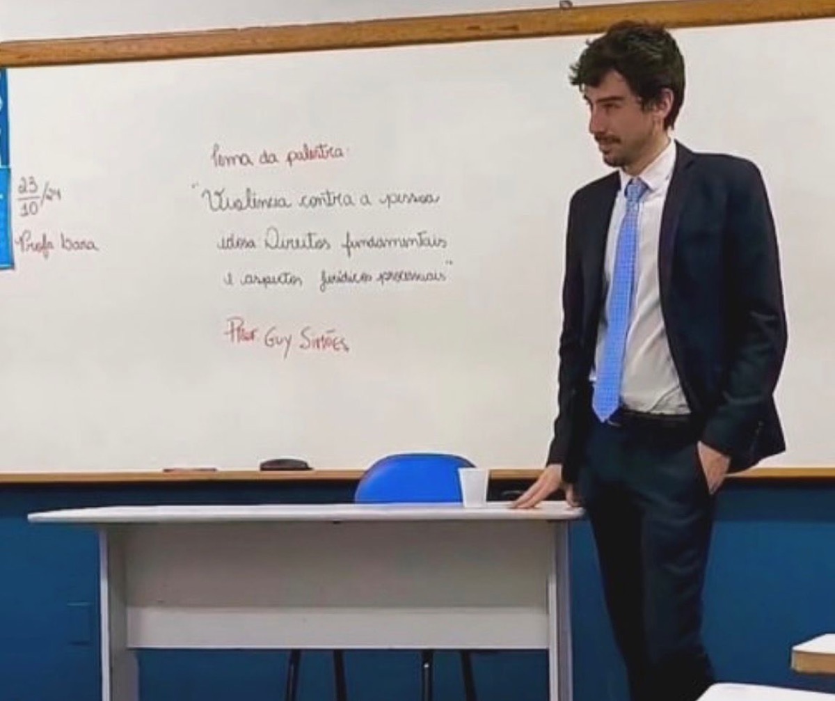 Guy Simões ministrando aula na FAVIVA